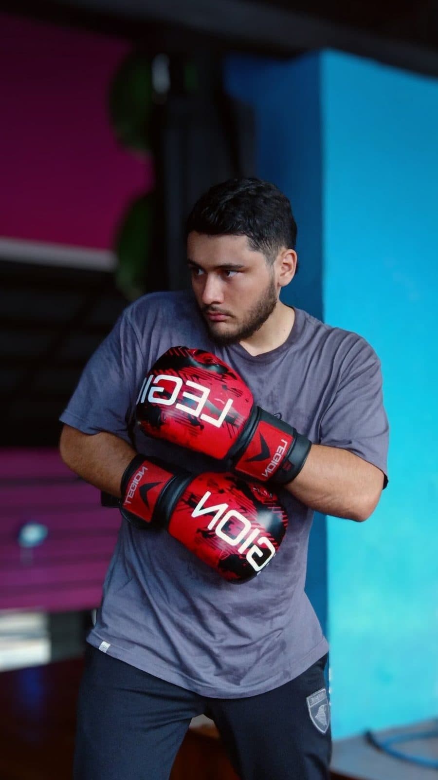 Duban Cárdenas en guardia de boxeo con guantes rojos