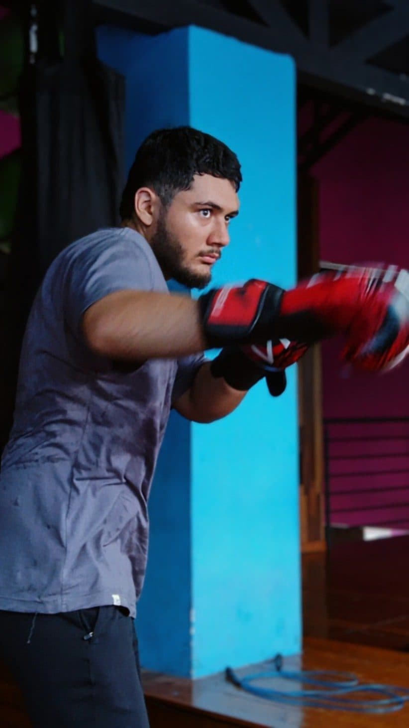 Duban Cárdenas lanzando un golpe con guantes de boxeo