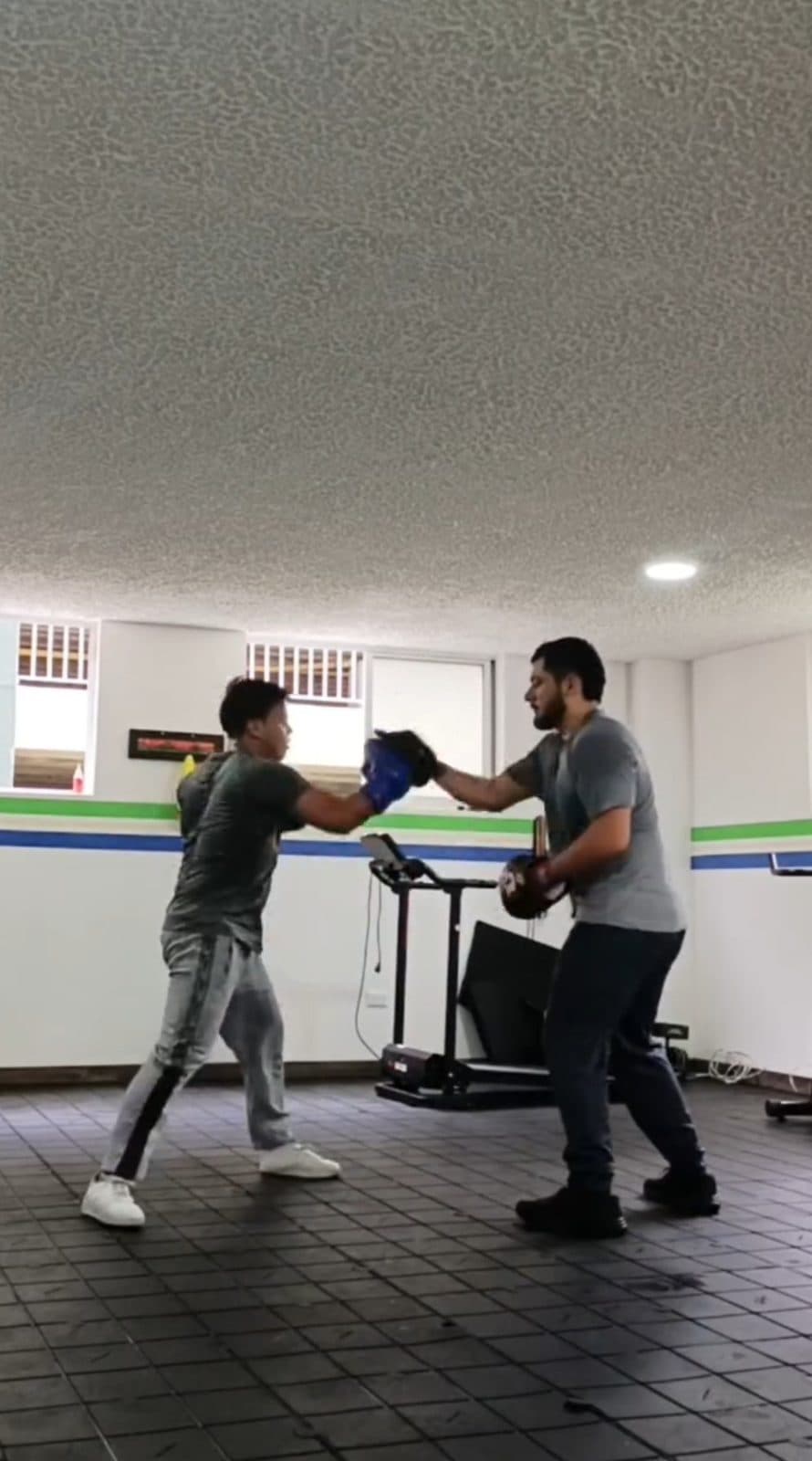 Entrenamiento de manoplas en el gimnasio