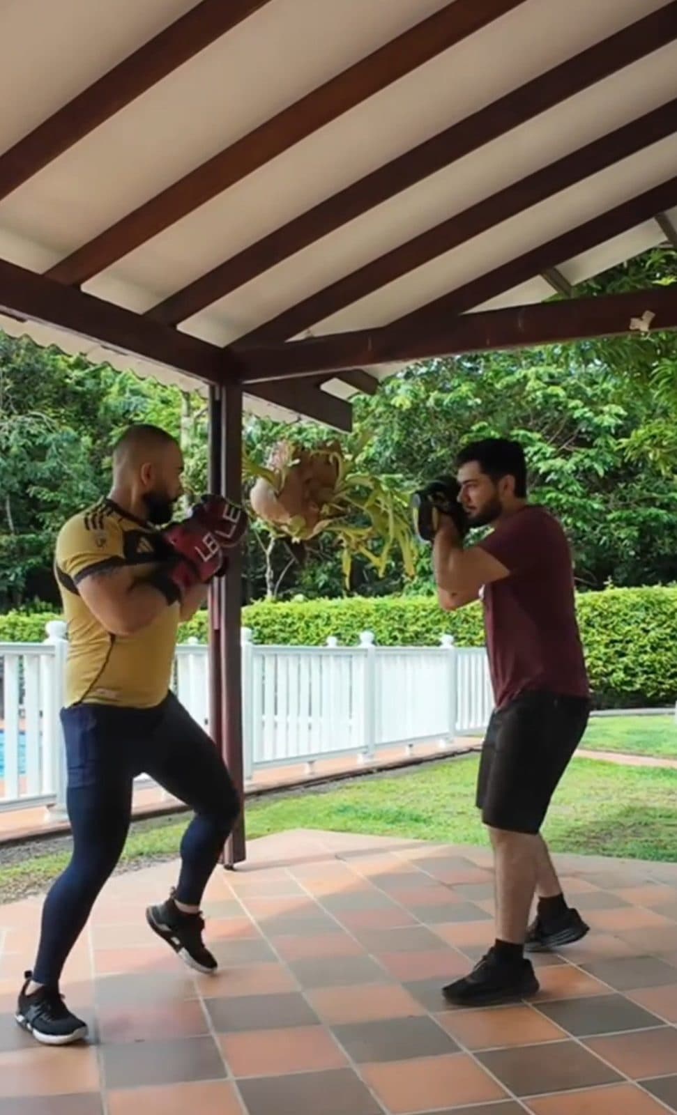 Sesión de boxeo con manoplas al aire libre