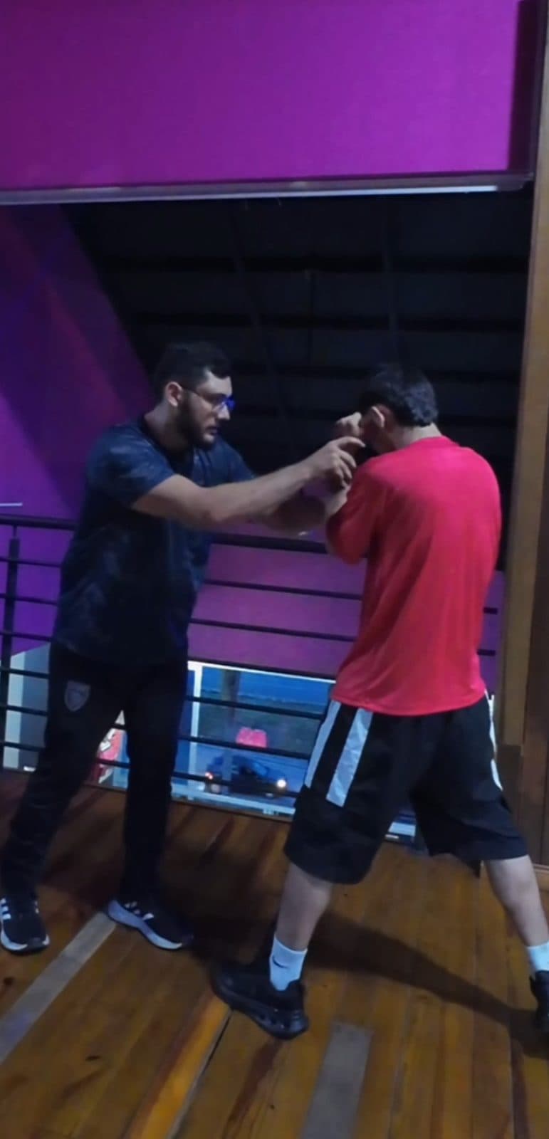 Corrección de técnica de boxeo con alumno