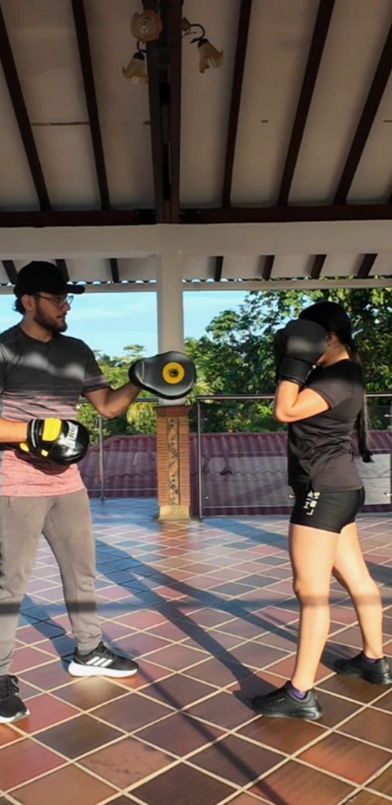 Entrenamiento de boxeo con alumna