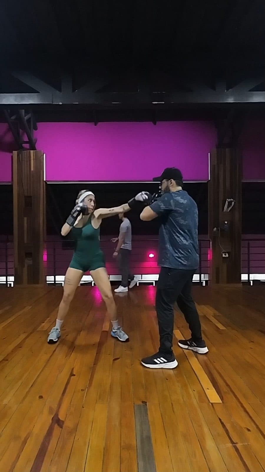 Clase de boxeo con alumna en el gimnasio