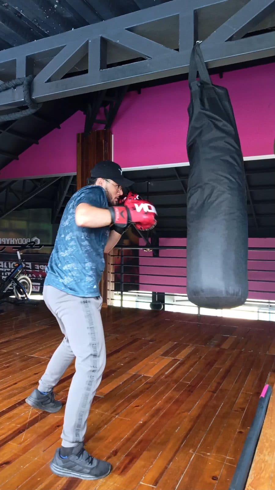 Duban Coach entrenando golpes en saco de boxeo