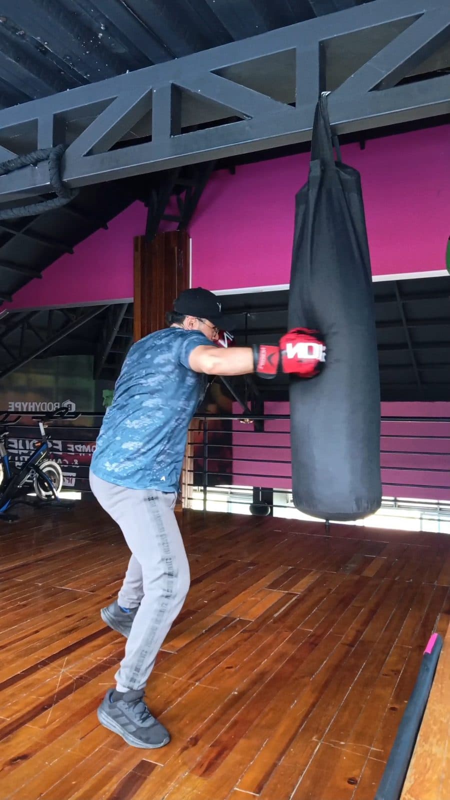Duban Coach golpeando el saco pesado